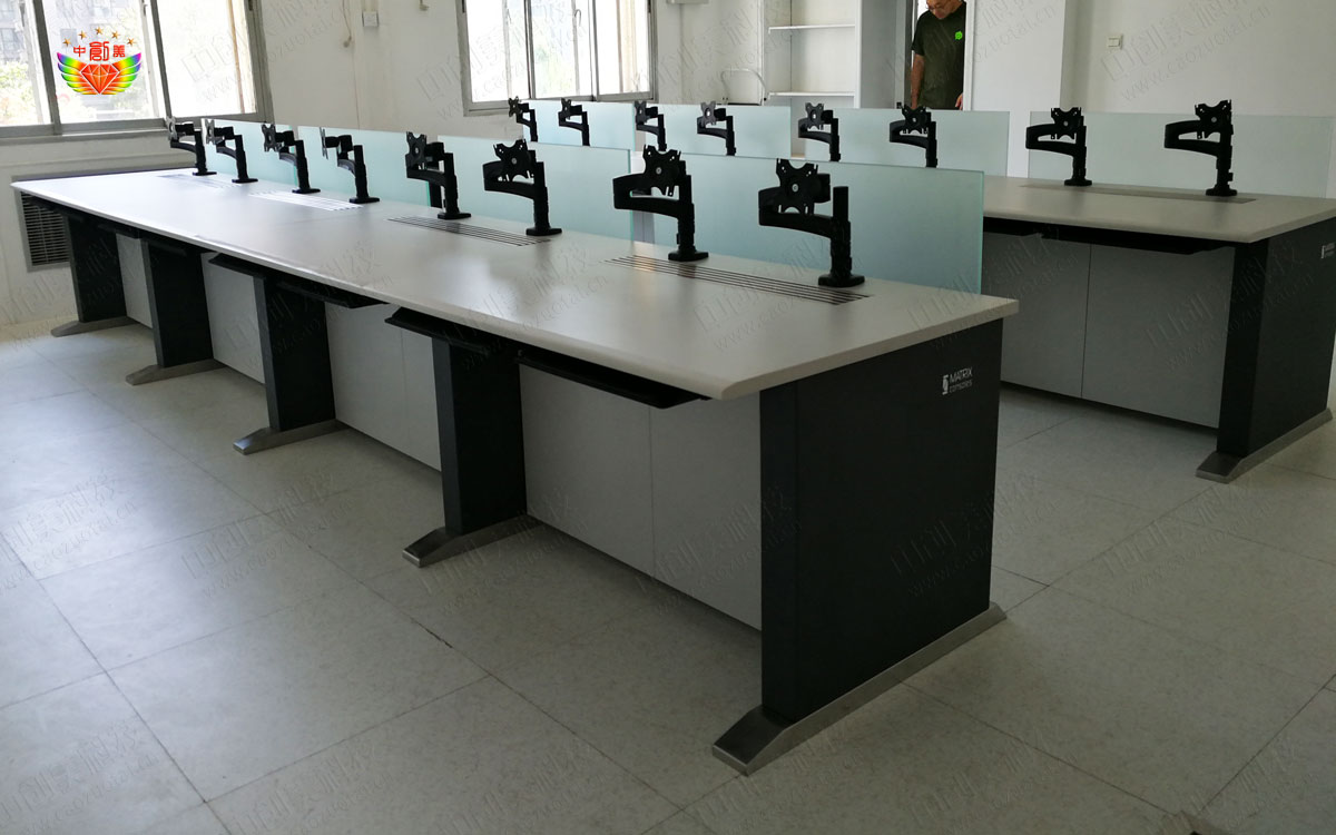 中控室電腦監(jiān)控臺(tái)圖片