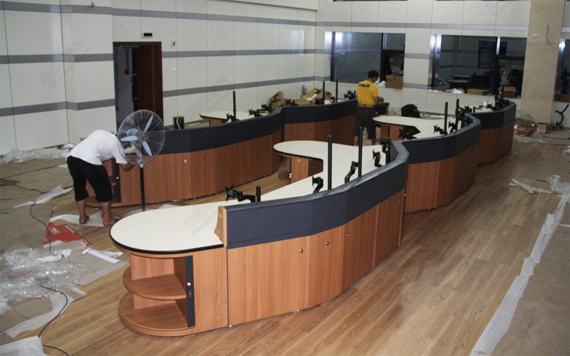 南方電網(wǎng)?？陔娏终{(diào)度操作臺(tái)案例照片