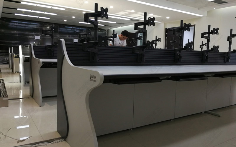 河南省專(zhuān)用通信局監(jiān)控室操作臺(tái)圖片欣賞