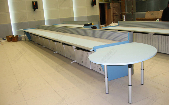 北京市公安局機(jī)場(chǎng)分局指揮中心控制臺(tái)圖片